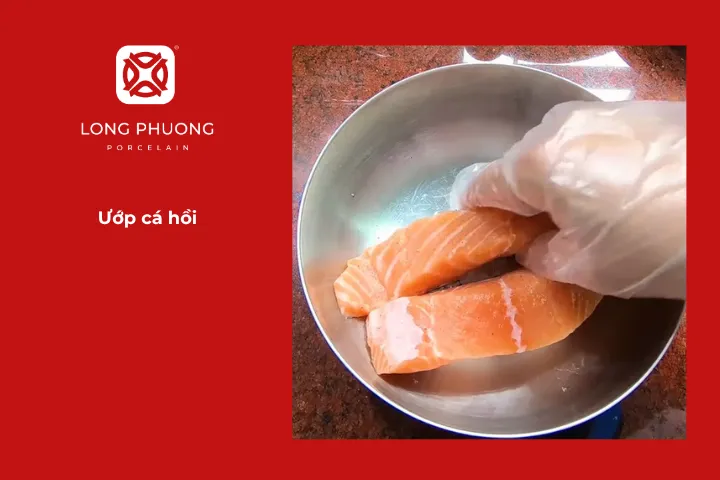 Ướp cá hồi chuẩn bị cho món canh chua cá hồi lá giang