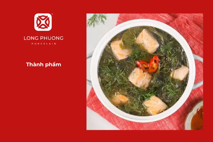 Hoàn thiện món canh chua cá hồi lá giang