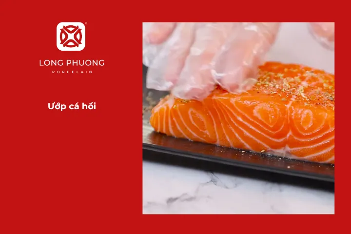 Ướp cá hồi chuẩn bị cho món canh chua cá hồi dọc mùng