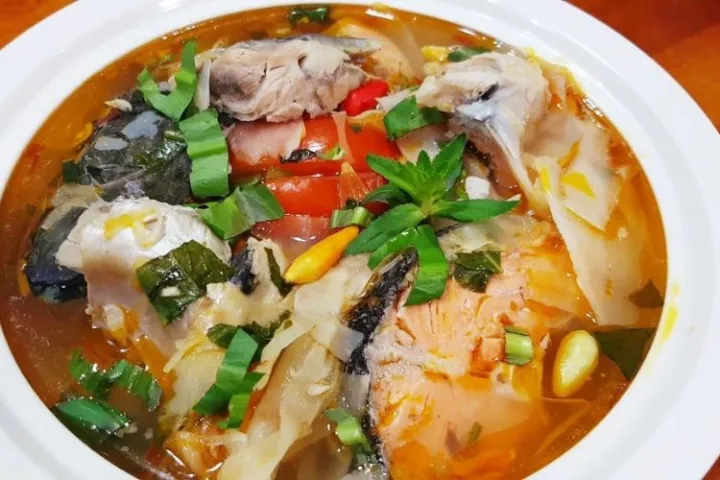Mách bạn 5 cách nấu canh chua cá hồi không tanh cực kì đơn giản