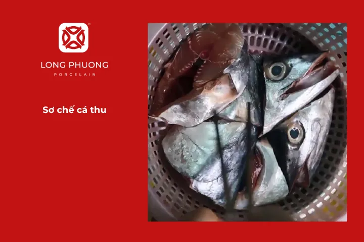 Sơ chế cá thu cho món canh chua cá thu với măng chua