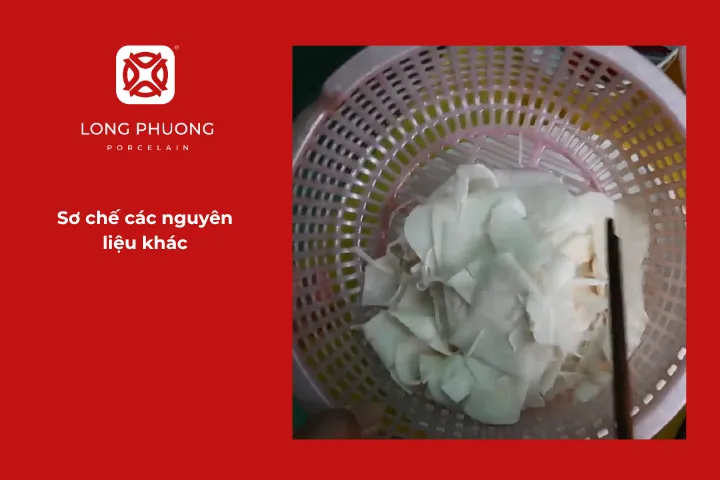 Sơ chế các nguyên liệu khác cho món canh chua cá thu với măng chua