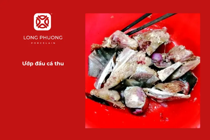 Ướp đầu cá thu chuẩn bị cho món canh chua đầu cá thu