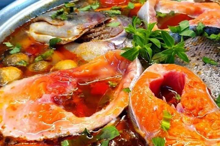 Bật mí cách nấu lẩu cá hồi chua cay