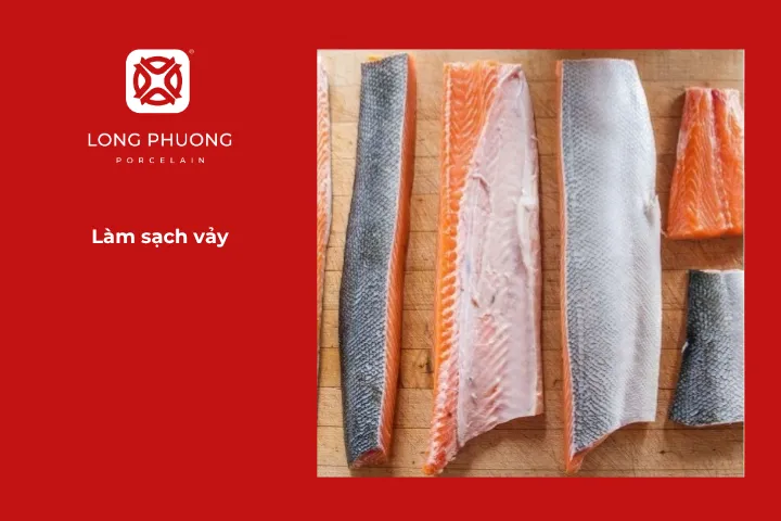 Dùng dao cạo sạch vảy, giúp thịt cá không trơn trượt và dễ xử lý hơn