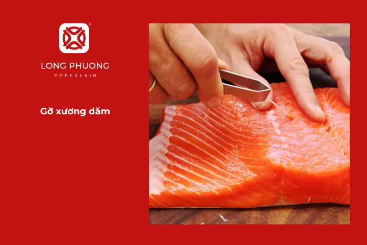 Dùng nhíp hoặc kìm nhỏ để rút sạch các xương nhỏ còn sót lại trên thớ thịt