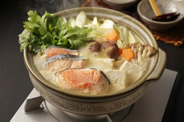 Hướng dẫn 5 cách nấu lẩu cá hồi ngon nhất cho ngày mưa