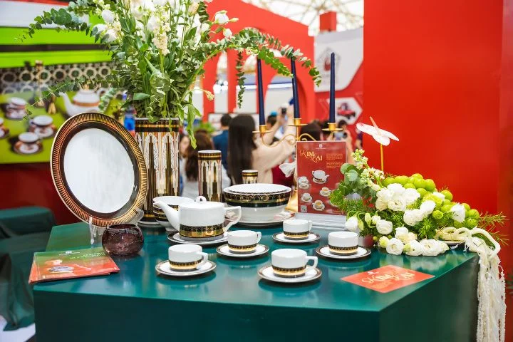 Bình, lọ hoa và đồ trang trí bằng sứ sang trọng của Long Phương