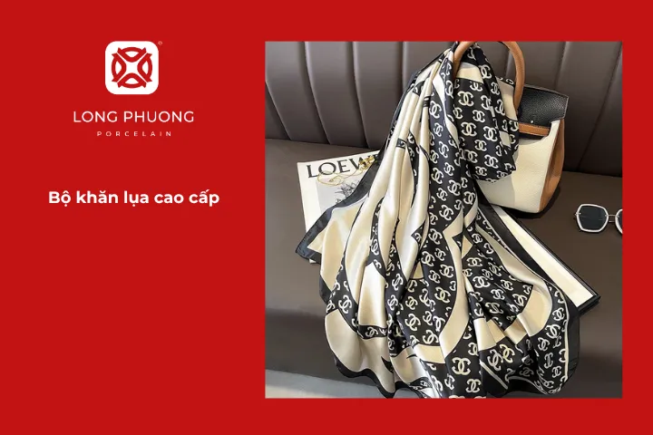 Khăn lụa tơ tằm mềm mại, hoa văn tinh tế sẽ là món quà sang trọng, đặc biệt phù hợp khi tặng đối tác nữ