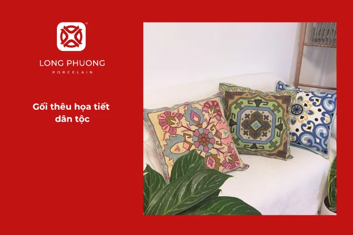 Gối thêu hoa văn là món quà tặng đối tác không chỉ đẹp mà còn thể hiện sự đa dạng văn hóa của đất nước