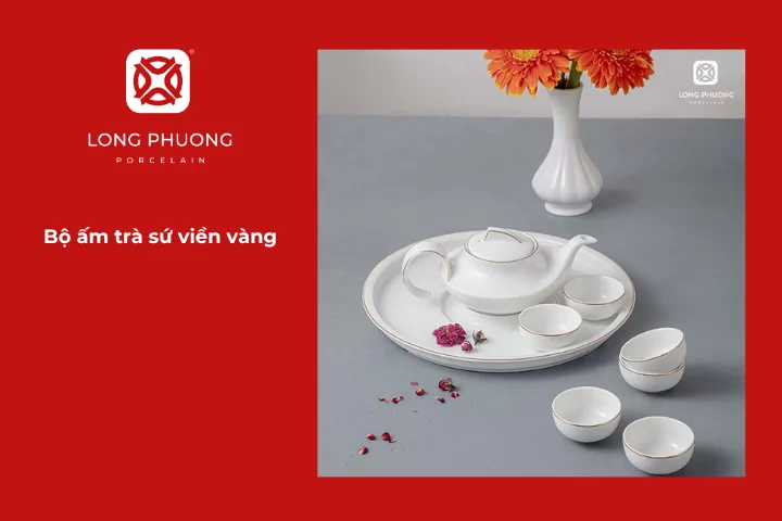 Bộ ấm trà sứ viền vàng gây ấn tượng với từng đường cong mềm mại ở tay nắm