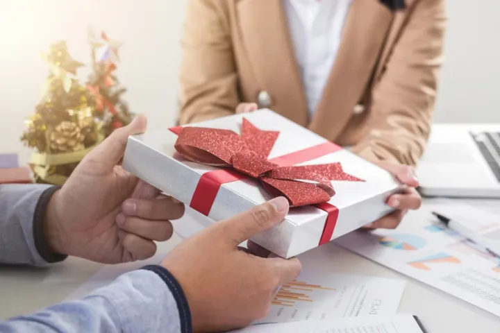 Mách bạn 40+ mẫu quà tặng đối tác độc đáo và ý nghĩa