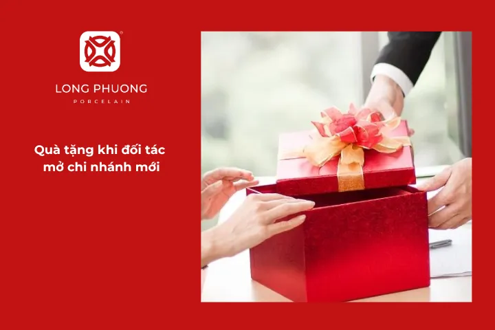 Tặng quà khi đối tác mở thêm chi nhánh cho thấy sự quan tâm, chia sẻ niềm vui với thành công của họ