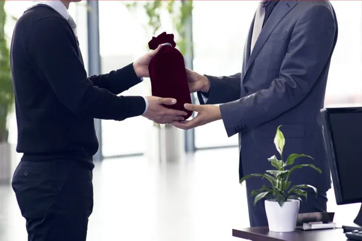 Gợi ý 40+ mẫu quà tặng đối tác tinh tế và ý nghĩa