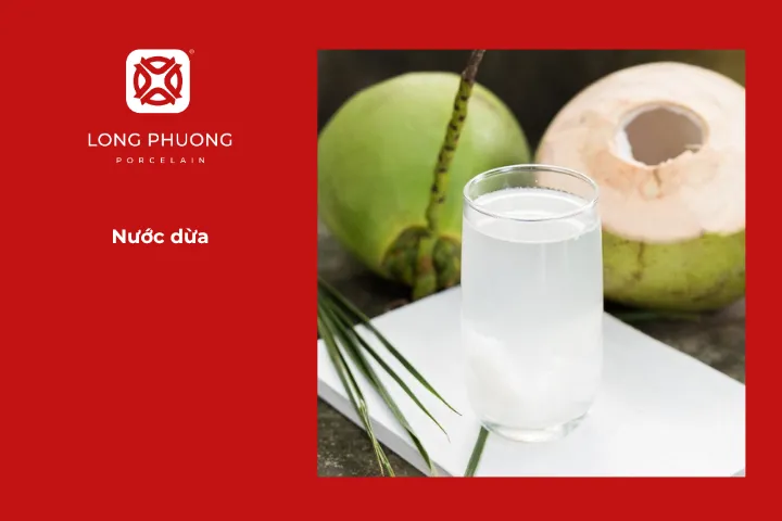 Nước dừa là lựa chọn vừa cung cấp nước vừa giữ ấm khi bạn tự vấn trời lạnh uống gì
