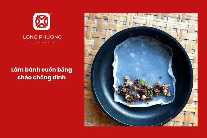 Tráng bánh cuốn trên chảo chống dính mỏng mềm