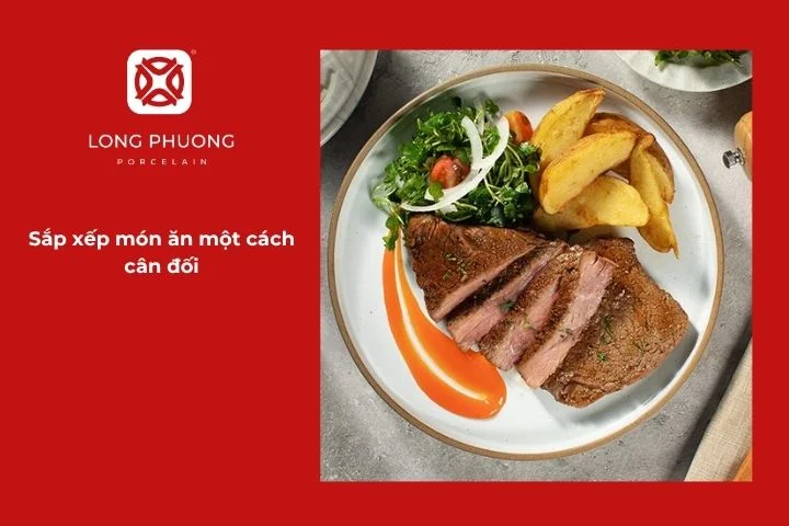 Món bò bít tết được sắp xếp cân đối giữa khoai tây và salad trên bàn ăn Âu