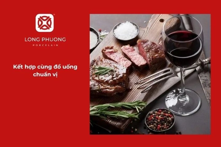 Ly rượu vang đỏ bên cạnh đĩa bò bít tết tạo không khí ẩm thực châu Âu tinh tế