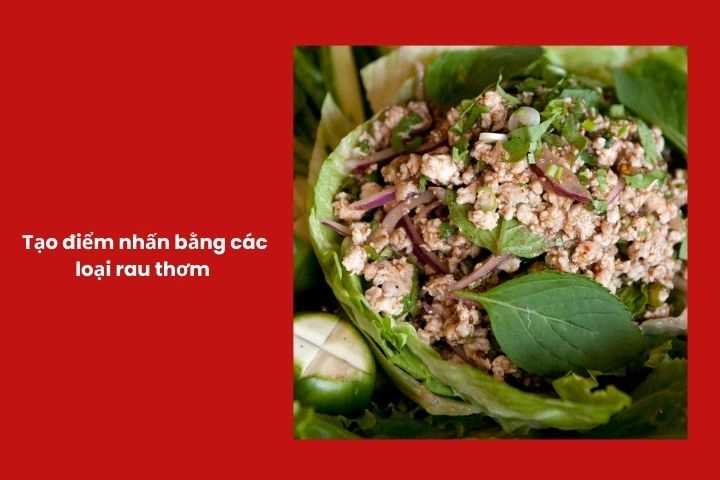 Salad thịt bằm được điểm xuyết bằng lá bạc hà