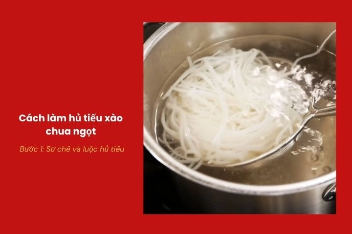 Sợi hủ tiếu được luộc mềm, xả lạnh để không dính, chuẩn bị cho món hủ tiếu xào chua ngọt
