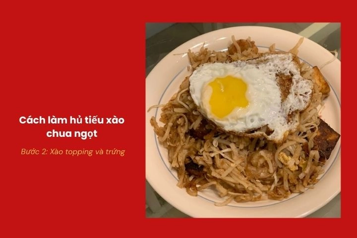 Tôm, thịt và trứng được xào thơm, chuẩn bị cho món hủ tiếu xào