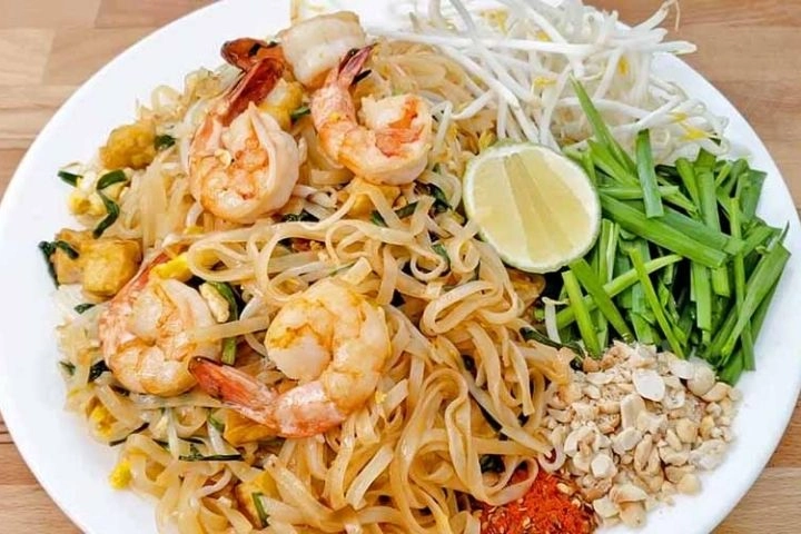 Hủ tiếu xào chua ngọt kiểu Thái thơm ngon, sợi hủ tiếu dai mềm, vị chua cay ngọt hài hòa