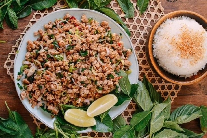 Món larb thái với thịt bằm trộn rau thơm và chanh kiểu Thái