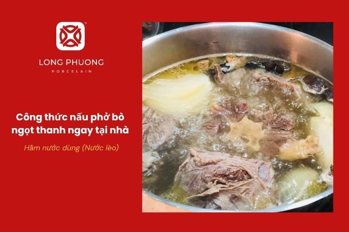 Nước dùng phở trong, thơm mùi quế hồi được nấu từ xương bò và gia vị