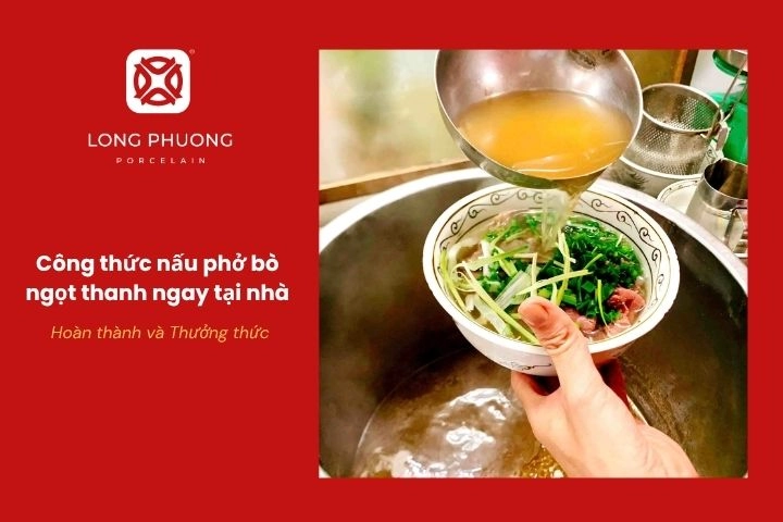Thưởng thức tô phở bò với thịt tái và hành lá thơm ngon