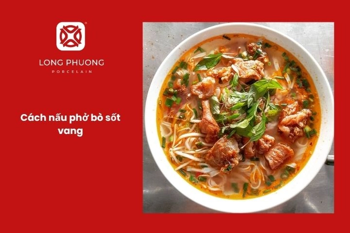 Phở bò sốt vang với thịt bò ninh mềm và nước sốt đỏ sánh