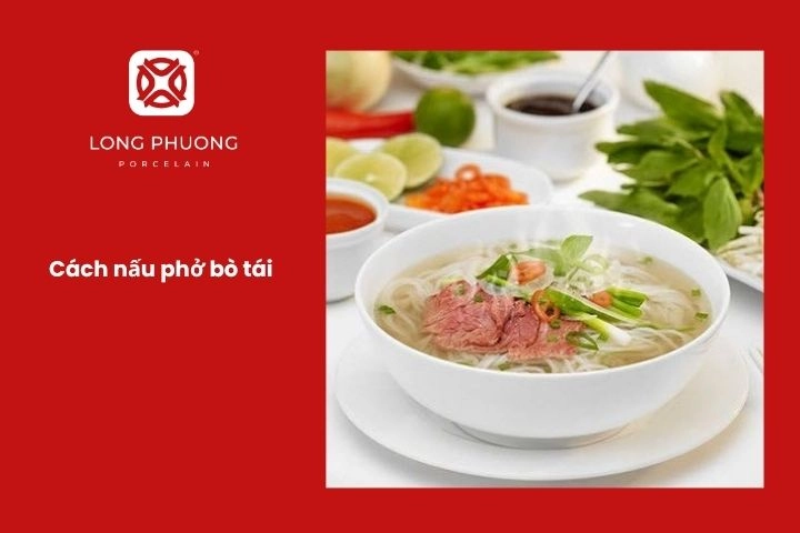 Phở tái với lát thịt bò đỏ hồng vừa được làm chín bởi nước sôi.