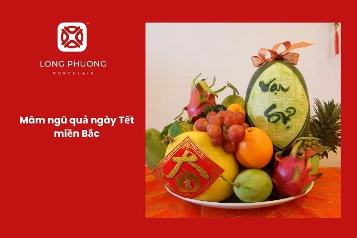 Mâm ngũ quả miền Bắc với chuối xanh và bưởi đặt ở vị trí trung tâm