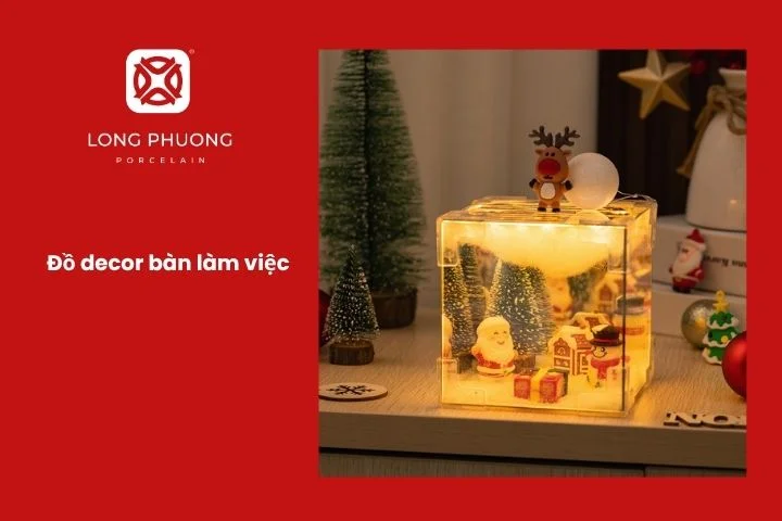 Góc làm việc được trang trí bằng cây xanh mini và đèn bàn