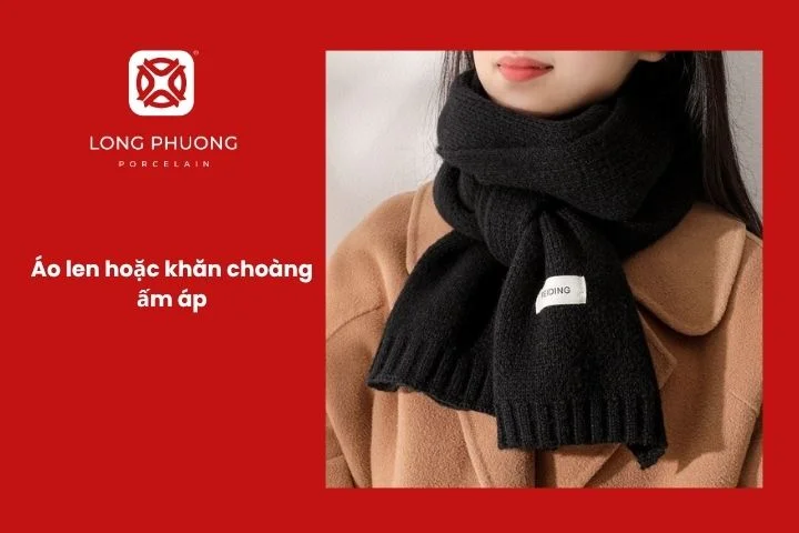 Chiếc áo len đỏ và khăn choàng len mềm giữ ấm mùa đông.