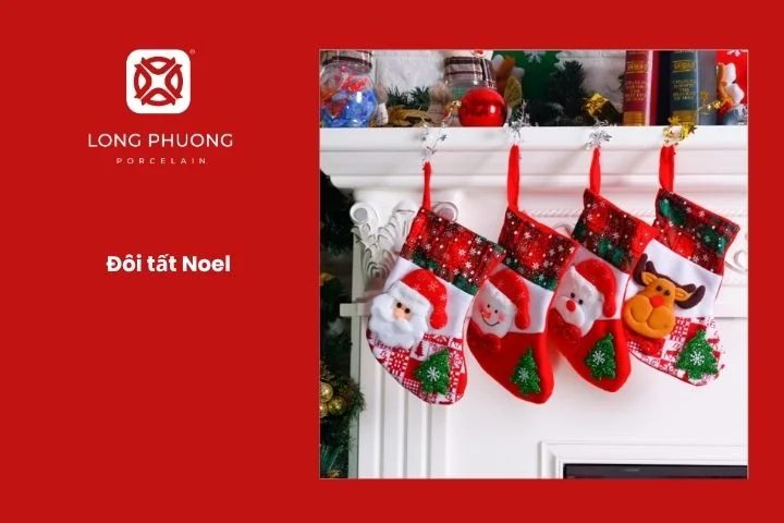 Đôi tất len đỏ treo trên lò sưởi chờ quà của ông già Noel.