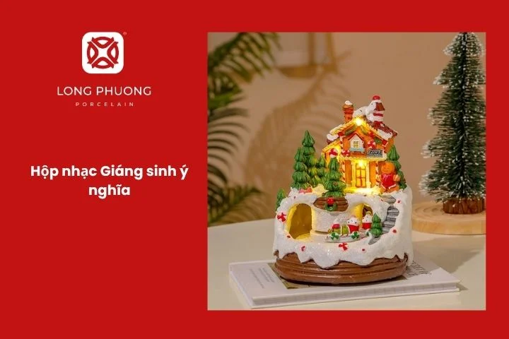 Hộp nhạc phát ra giai điệu Noel ngọt ngào và ấm áp.