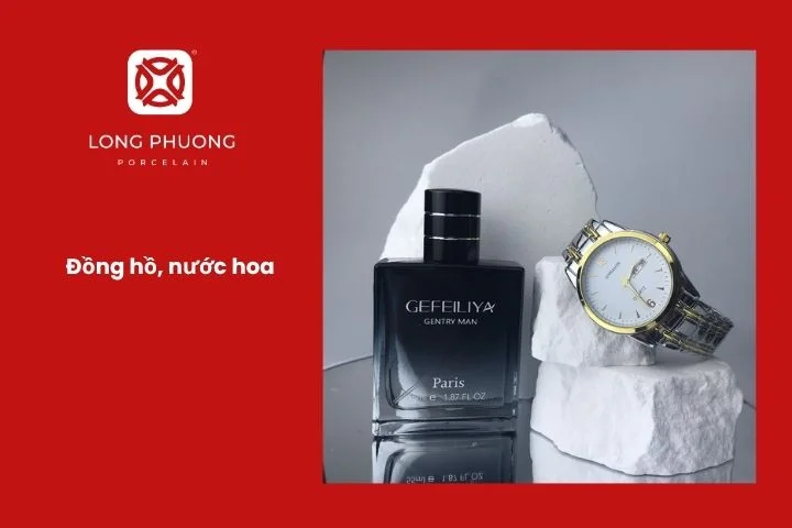 Chiếc đồng hồ và lọ nước hoa tinh tế dành tặng người yêu.