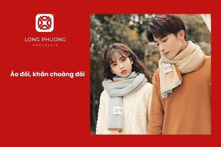 Cặp đôi mặc áo len đôi đi dạo giữa phố mùa đông.