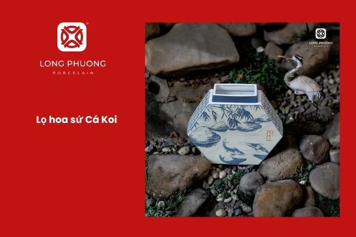 Lọ hoa sứ trắng trang trí hình cá Koi mang ý nghĩa may mắn.