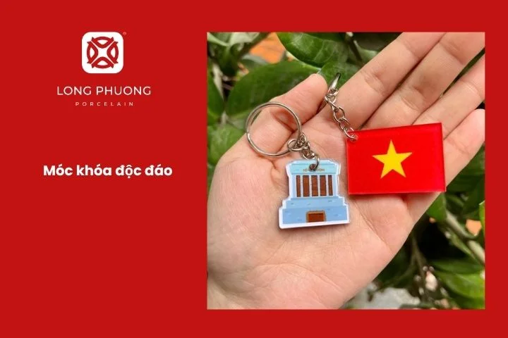 Móc khóa thiết kế riêng làm quà tặng 2/9