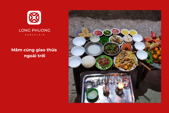 Mâm cúng giao thừa ngoài trời được chuẩn bị chu đáo, trang trọng để tỏ lòng thành kính với các vị Quan Hành Khiển