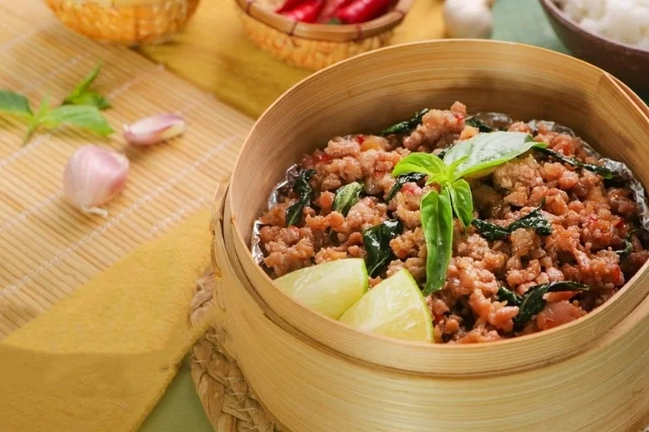 Cách làm thịt băm xào lá quế kiểu Thái thơm ngon, đậm vị cho bữa cơm gia đình