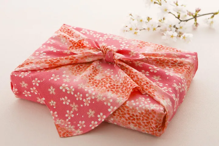 Nên tặng quà gì cho sếp Nhật? 20+ gợi ý tinh tế và ý nghĩa