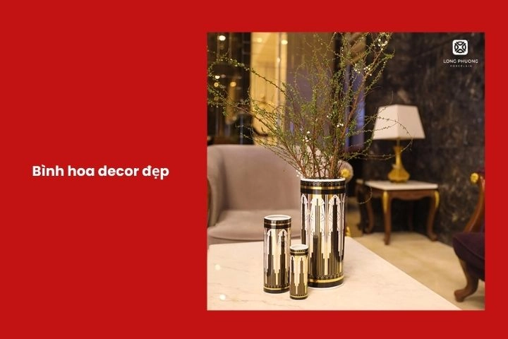 Bình hoa trang trí tinh tế tạo điểm nhấn cho bàn làm việc