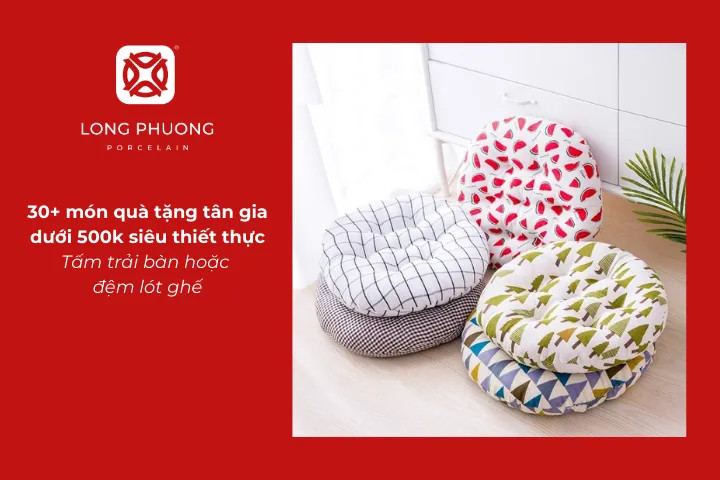 Tấm trải bàn và đệm lót ghế giúp không gian ăn uống gọn gàng và ấm cúng hơn