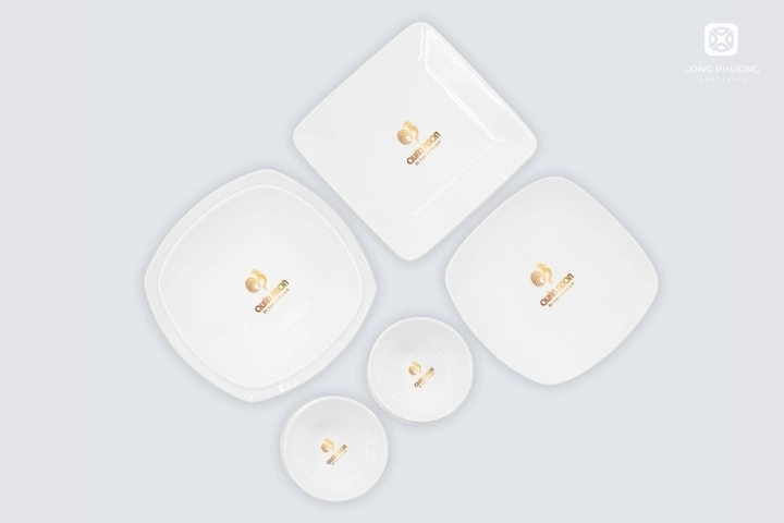 Bộ đồ ăn Vạn Hạnh in logo thiết kế thanh lịch cho khách sạn