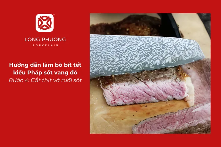 Cắt thịt bò bít tết và rưới sốt rượu vang đỏ