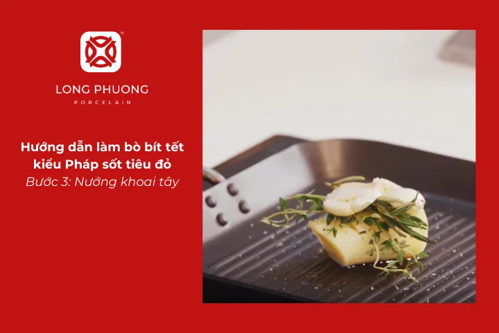 Nướng khoai tây cho món bít tết bò kiểu Pháp sốt tiêu đỏ