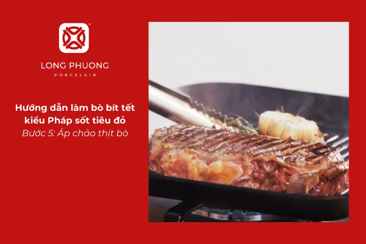 Áp chảo thịt bò cho món bò bít tết kiểu Pháp sốt tiêu đỏ