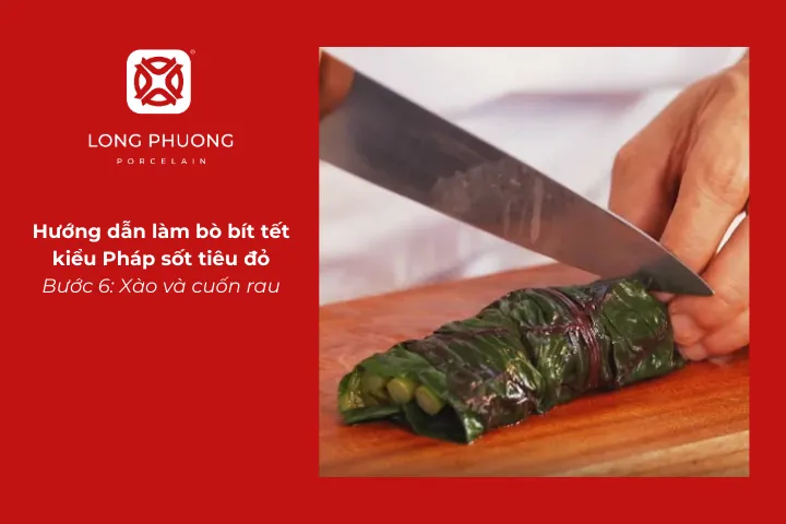 Xào và cuốn rau cho món bò bít tết kiểu Pháp sốt tiêu đỏ